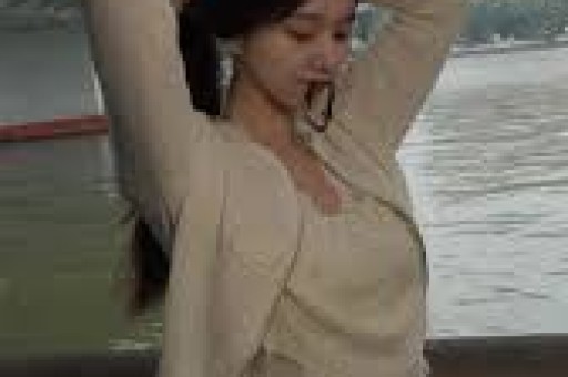 IU与边佑锡在《完美王冠》片场练习华尔兹与吻戏的趣味花絮！